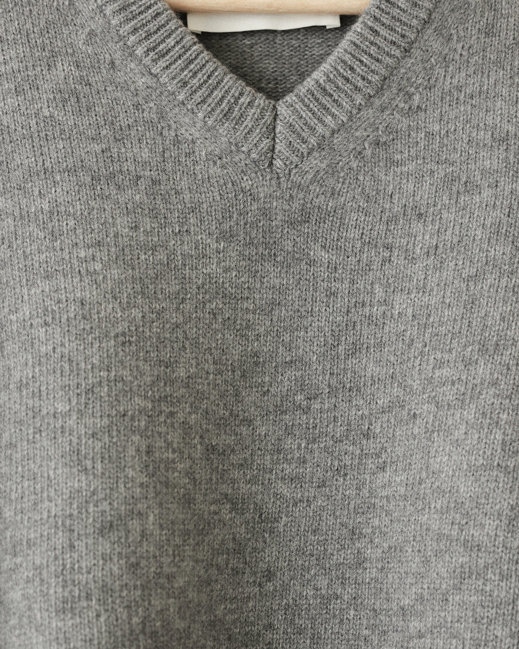 Loretta Essencial Geelong Wool V-Neck Jumper, Grey