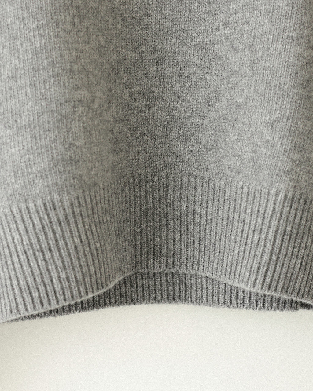 Loretta Essencial Geelong Wool V-Neck Jumper, Grey