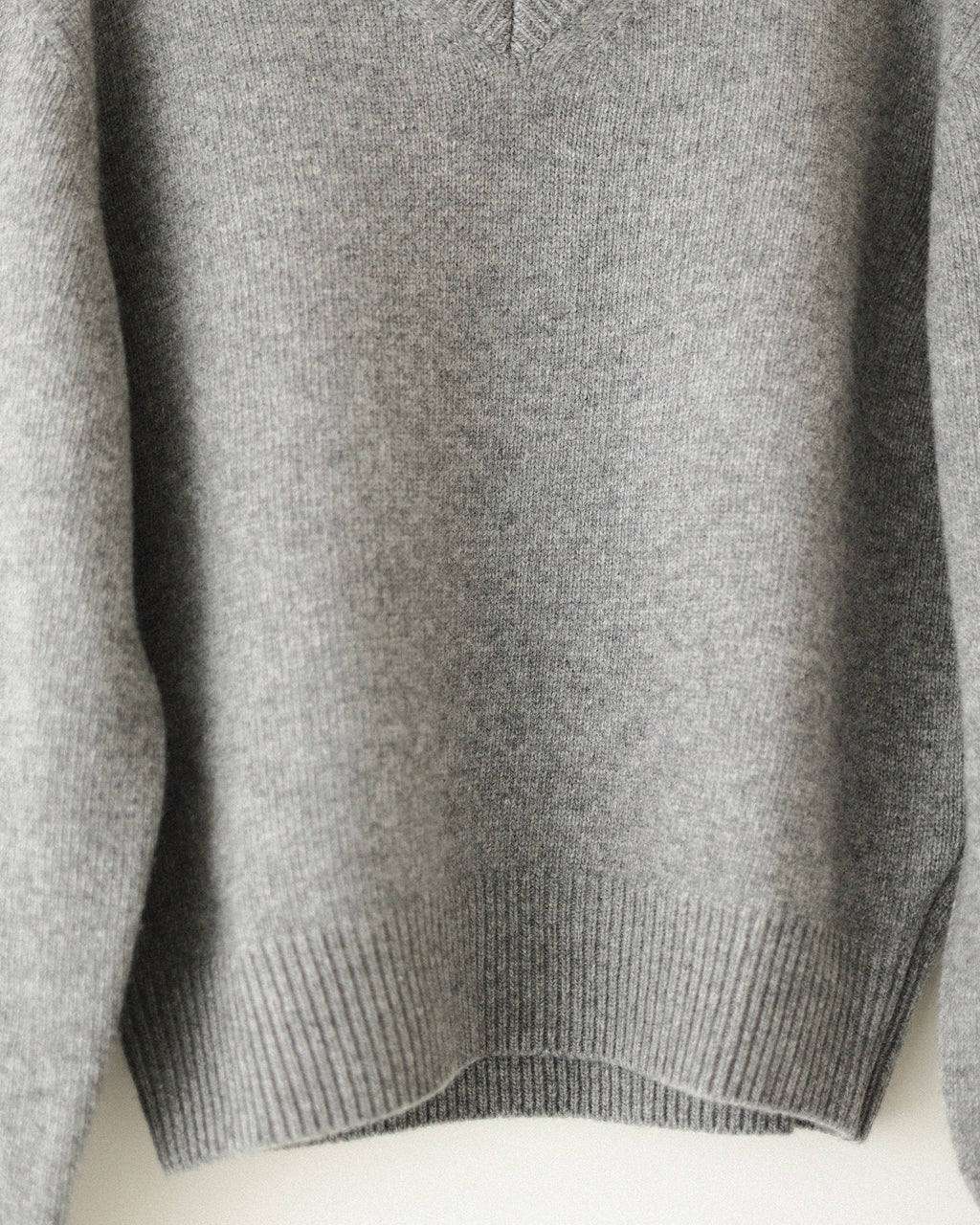 Loretta Essencial Geelong Wool V-Neck Jumper, Grey