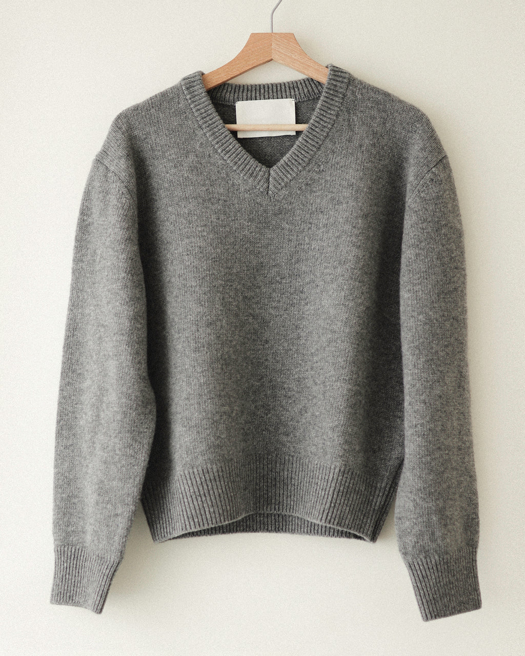 Loretta Essencial Geelong Wool V-Neck Jumper, Grey