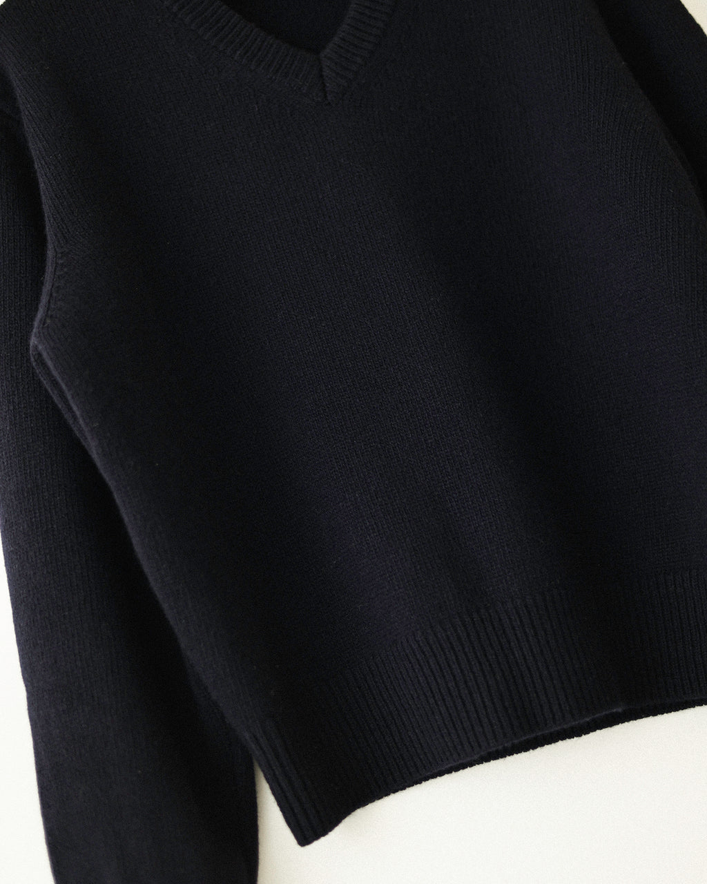 Loretta Essencial Geelong Wool V-Neck Jumper, Dark Blue Night