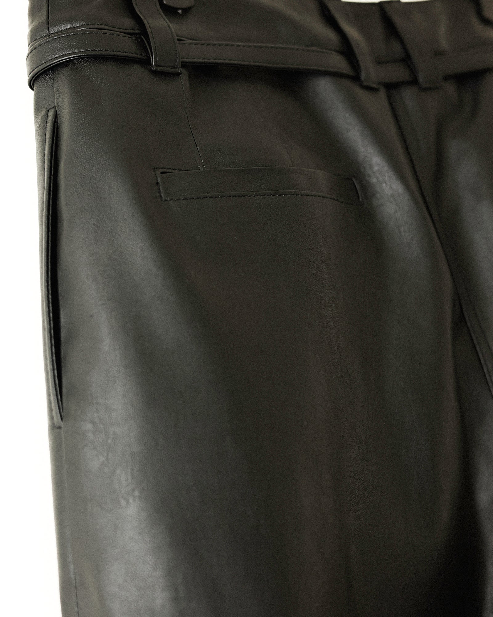 シン・シティ フェイクレザー バミューダショーツ マットブラック