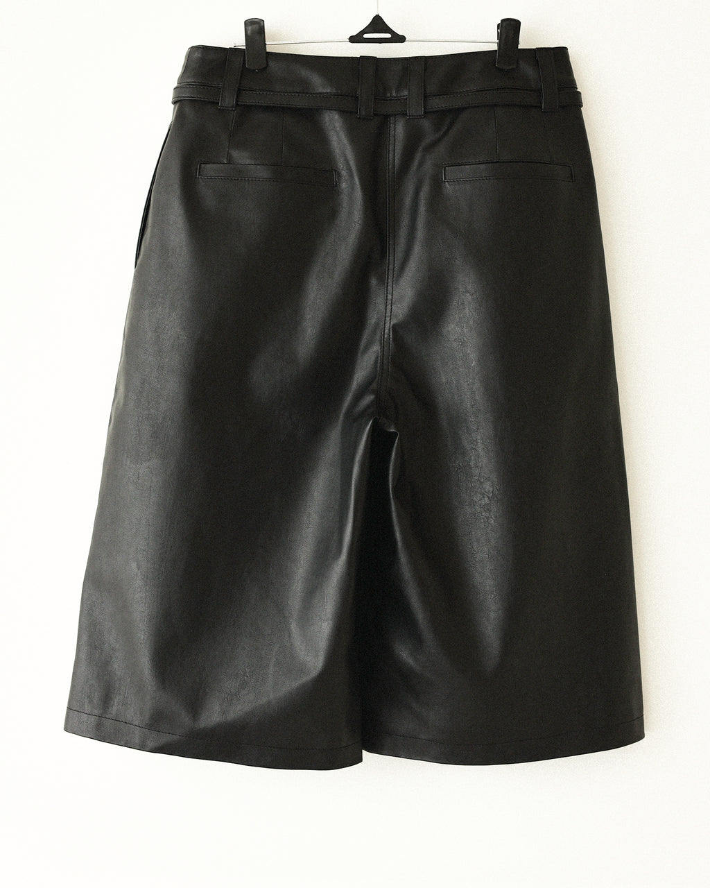 シン・シティ フェイクレザー バミューダショーツ マットブラック