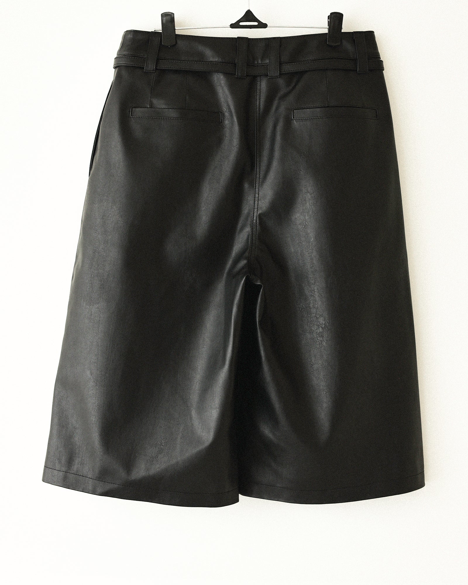 シン・シティ フェイクレザー バミューダショーツ マットブラック