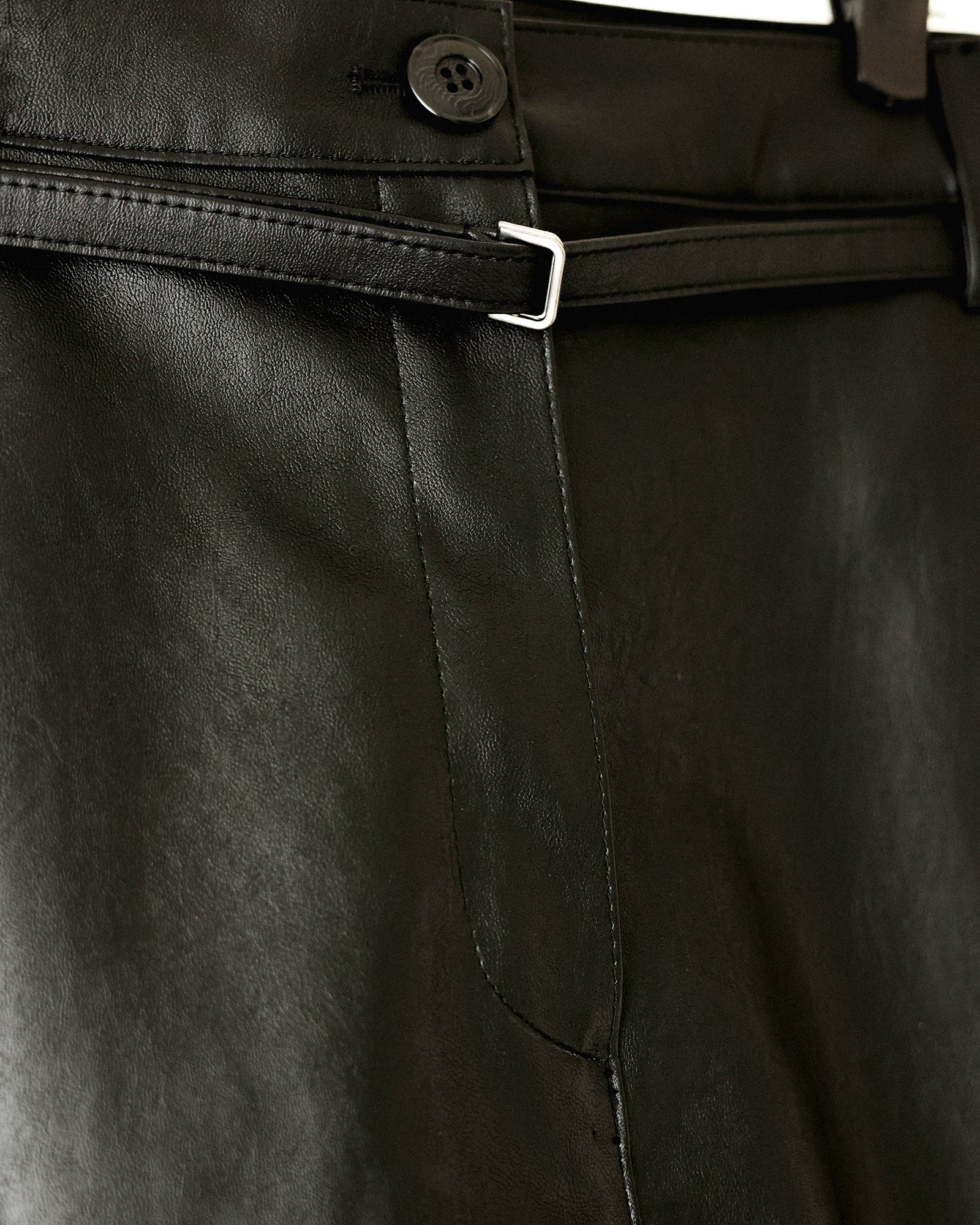 シン・シティ フェイクレザー バミューダショーツ マットブラック