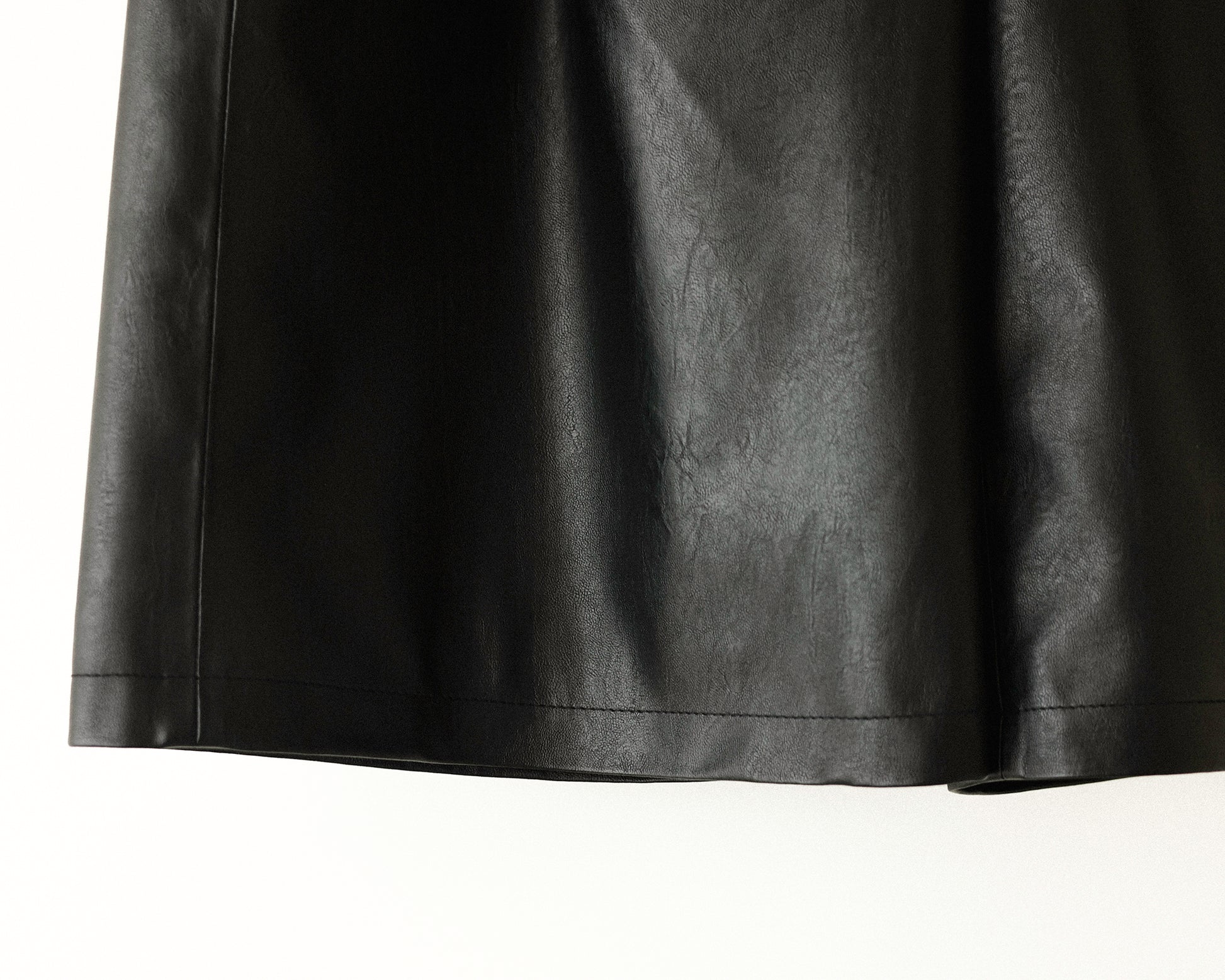 シン・シティ フェイクレザー バミューダショーツ マットブラック