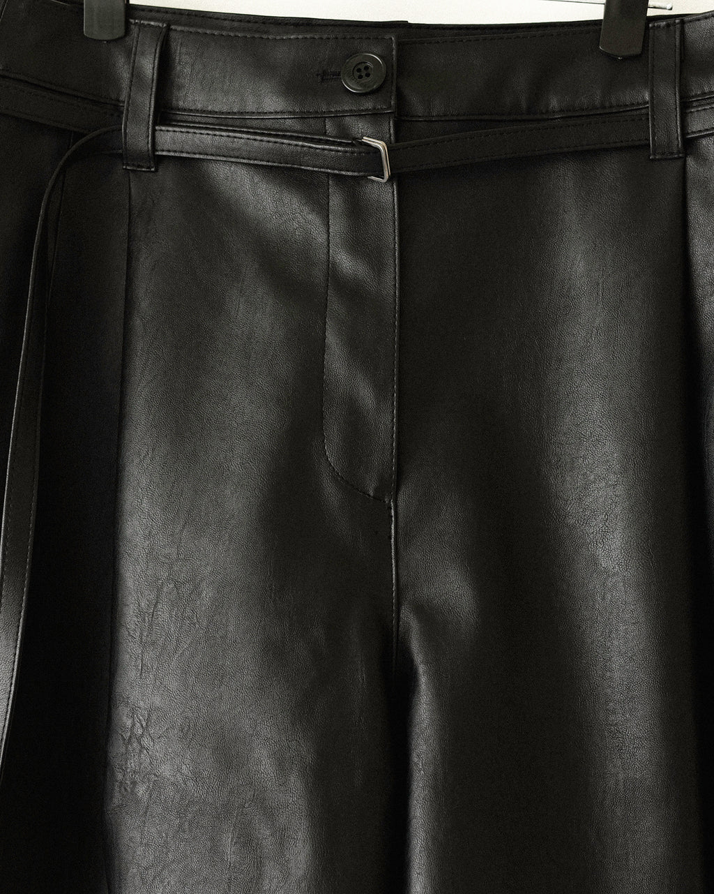 シン・シティ フェイクレザー バミューダショーツ マットブラック