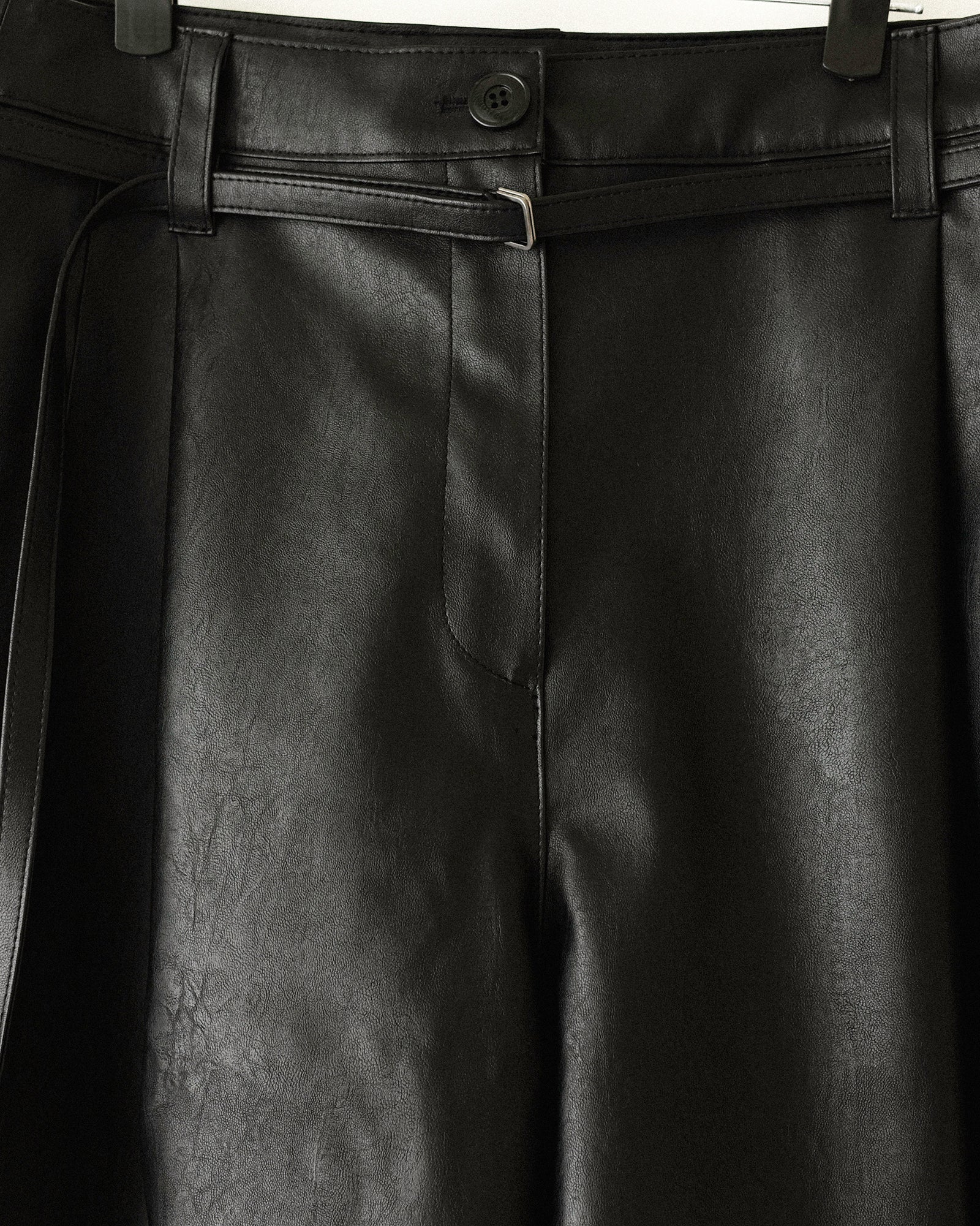 シン・シティ フェイクレザー バミューダショーツ マットブラック