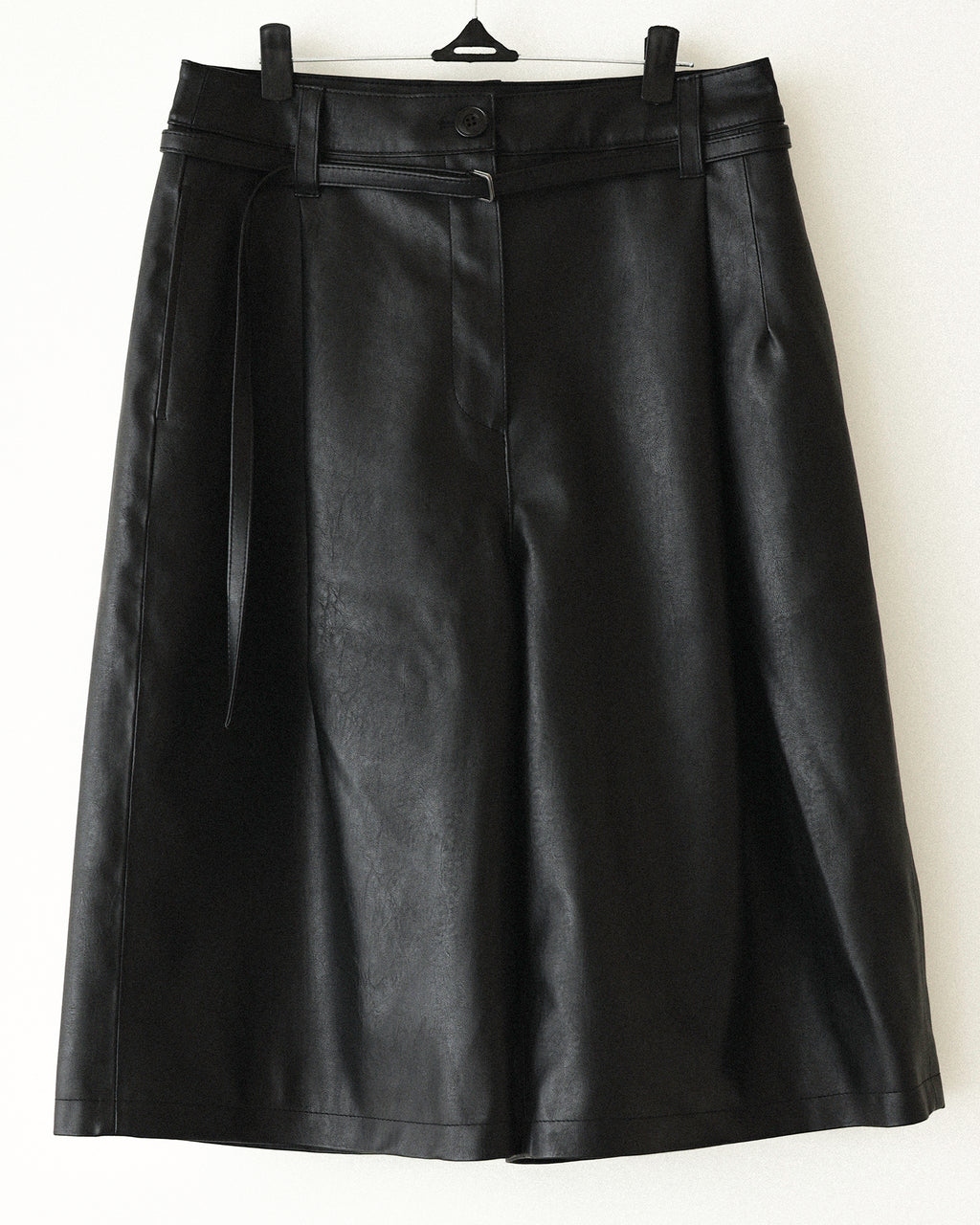 シン・シティ フェイクレザー バミューダショーツ マットブラック