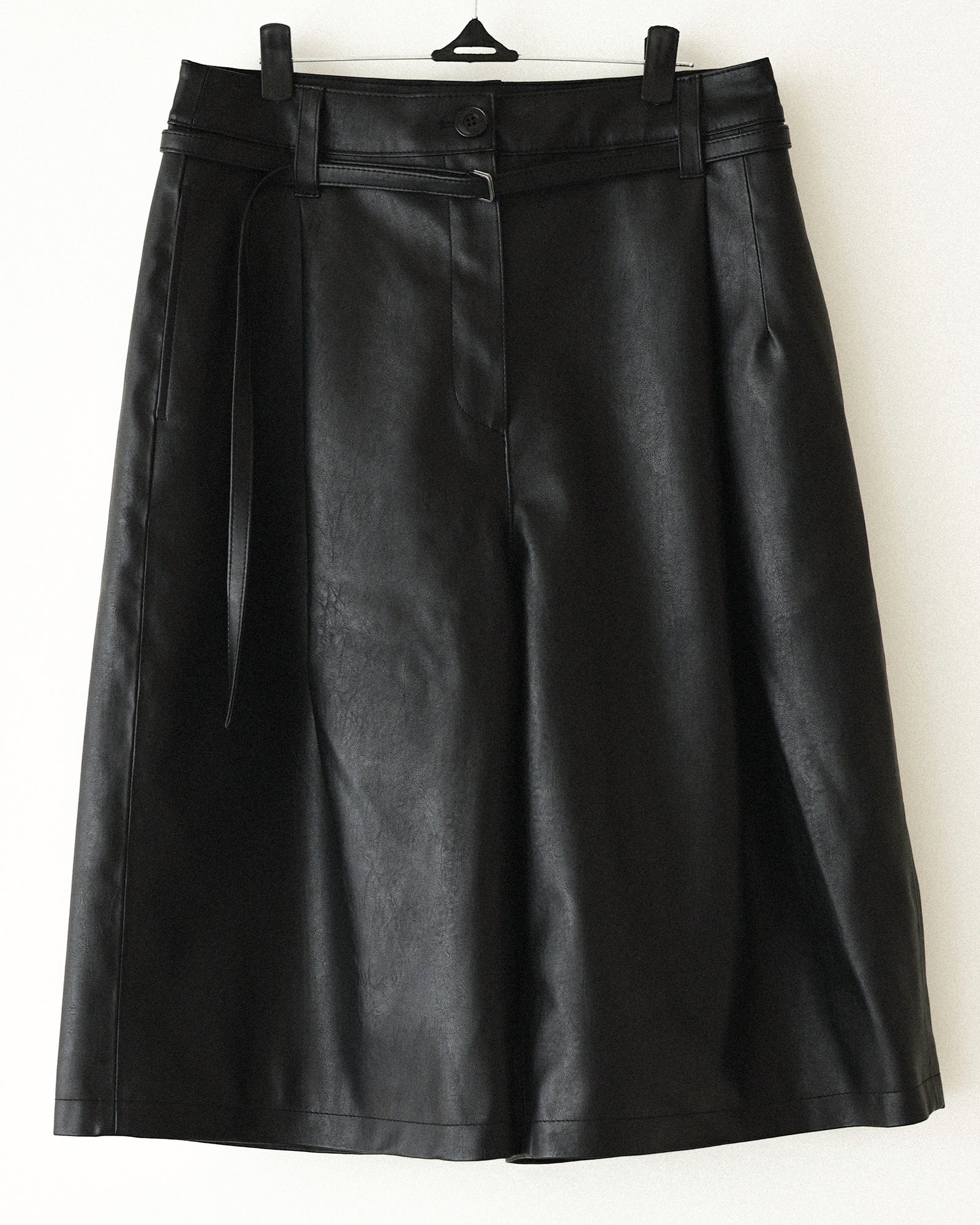 シン・シティ フェイクレザー バミューダショーツ マットブラック