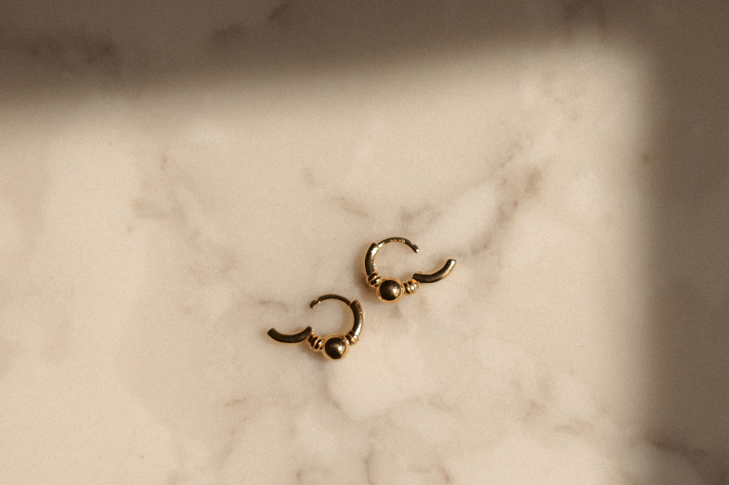 プチゴールドメッキフープイヤリング、ヴィーナス