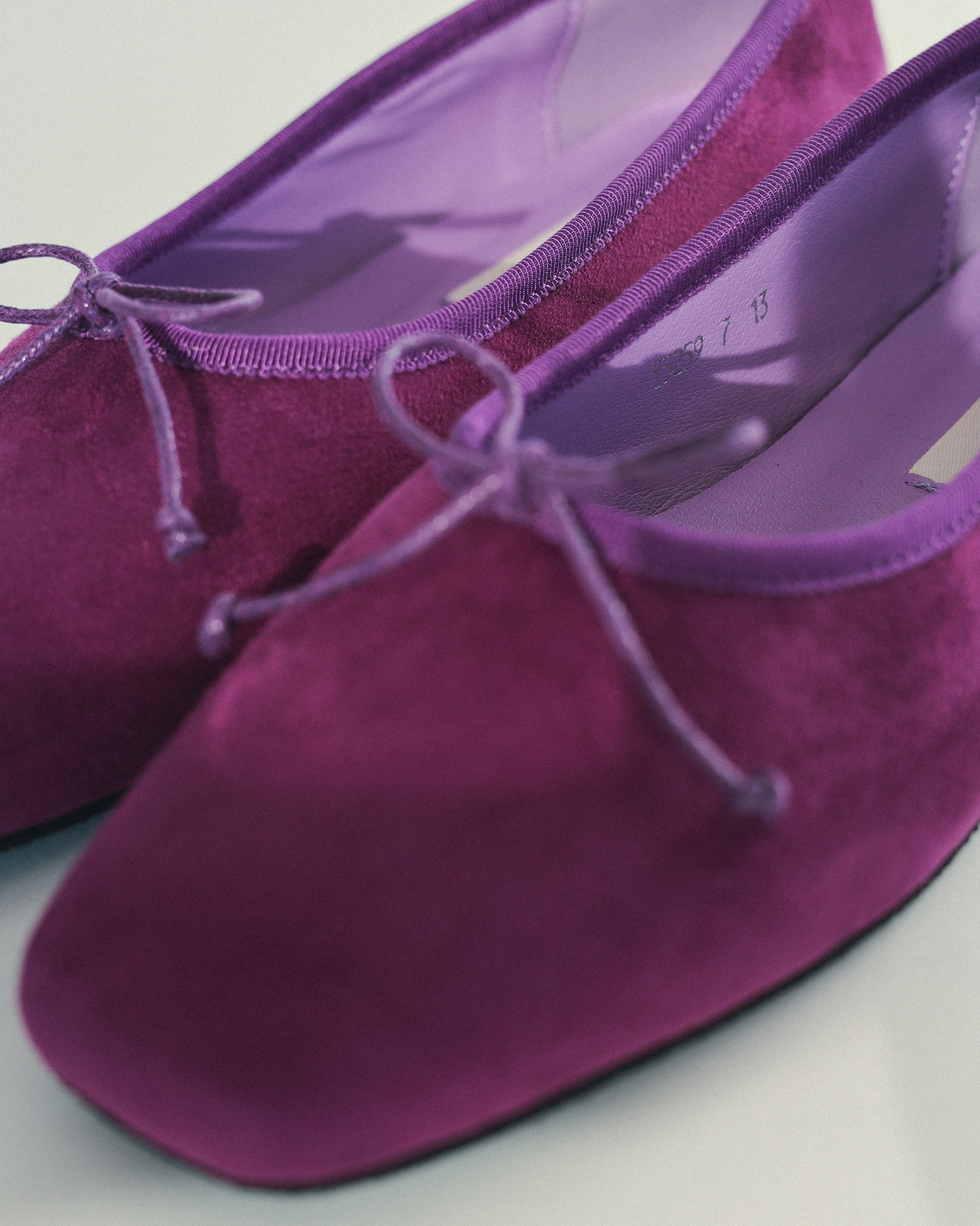 リベリオン スクエアトゥ フラットシューズ、プラム オペラ