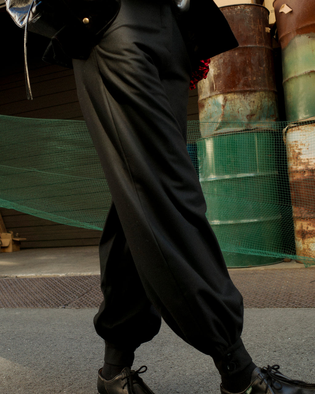 ハイ・ヌーン ストラクチャード ハーレム トラウザーズ、ブラック